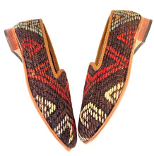 Load image into Gallery viewer, Pair of kilim brown patterned shoes