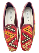Load image into Gallery viewer, A pair of women's kilim slippers with a colorful geometric pattern.