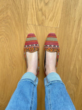 Load image into Gallery viewer, lovely kilim slippers for women in red