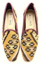 Load image into Gallery viewer, A pair of women's kilim slippers with a geometric pattern in beige, black, and burgundy colors.