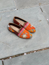 Load image into Gallery viewer, Men's Kilim Slippers size 42 (US size 9)