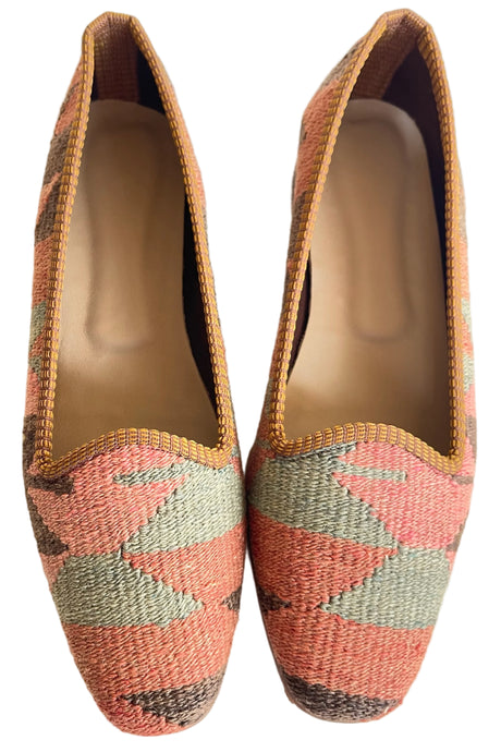 Pair of woven shoes with geometric pattern pink salmon color