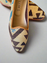 Load image into Gallery viewer, Woven slippers with geometric pattern on a light gray background