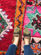 Load image into Gallery viewer, Women&#39;s Kilim Slippers size 37 (US size 7)