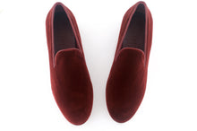 Load image into Gallery viewer, men&#39;s maroon velvet slippers